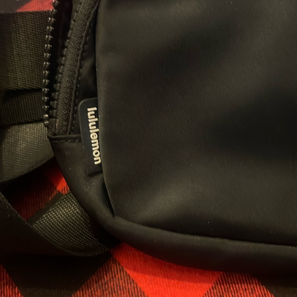 Lululemon belt bag. Used 6-7 times. Smoke free home. Excellent condition.
